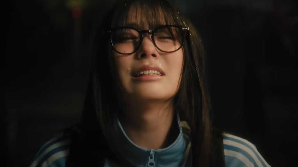 QWER、タイトル曲「涙を我慢」MV公開…作りこまれたストーリーに注目