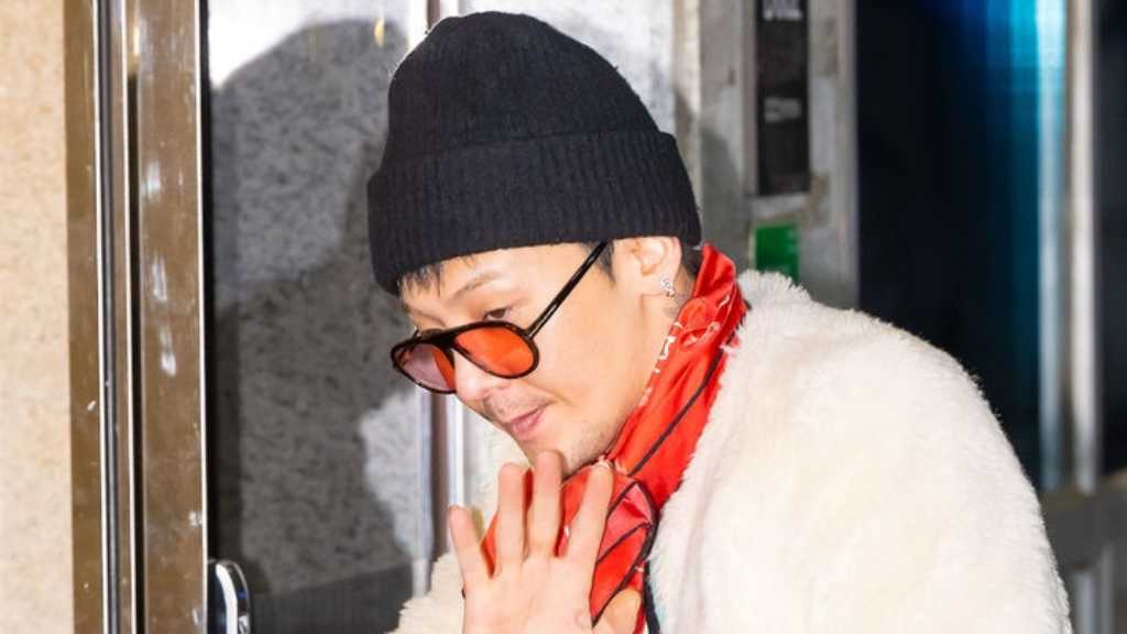 【PHOTO】G-DRAGON、ファンミーティングのため日本へ！華やかなコーデで登場