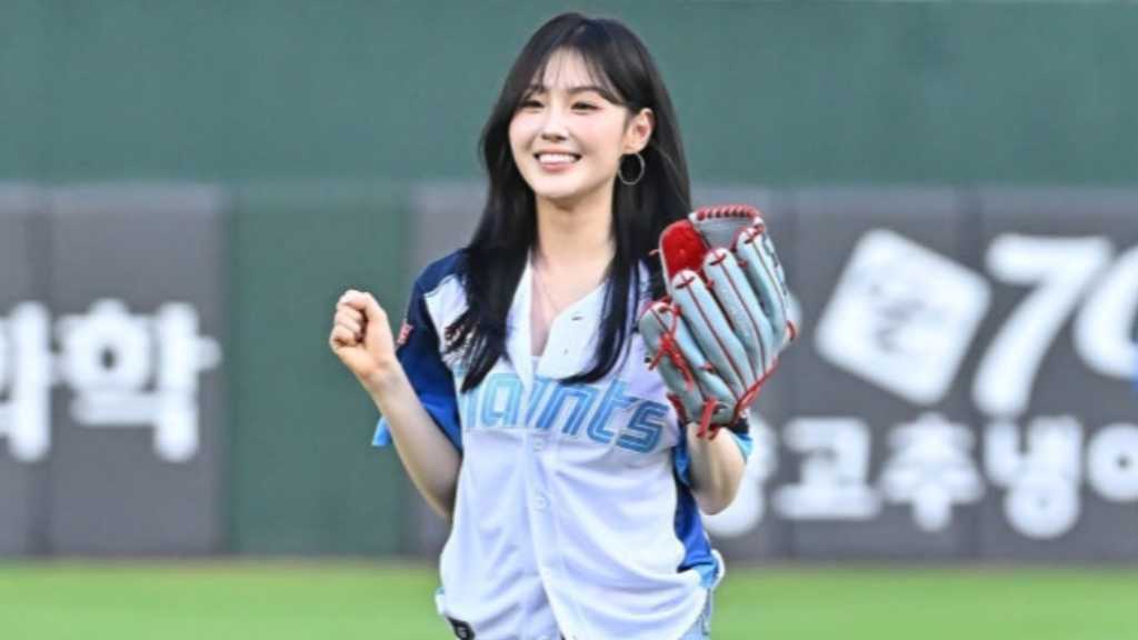 【PHOTO】Kep1er キム・チェヒョン、始球式に登場…明るい笑顔