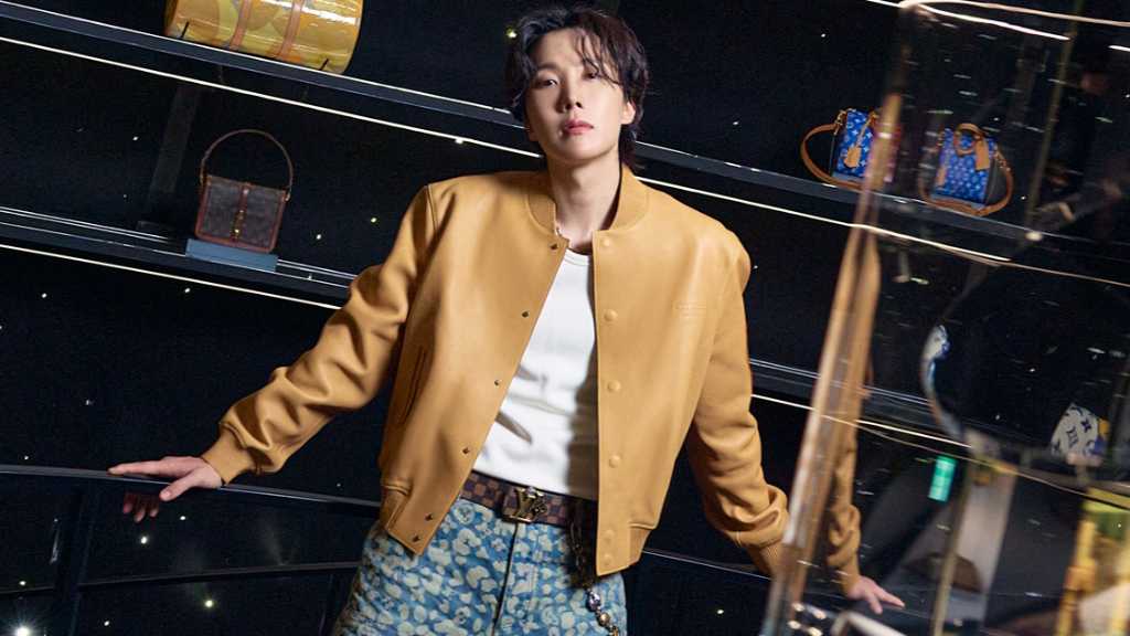 BTSのJ-HOPE、大阪で開催中の「ルイ・ヴィトン」展覧会に登場！“刺激的なひと時だった”