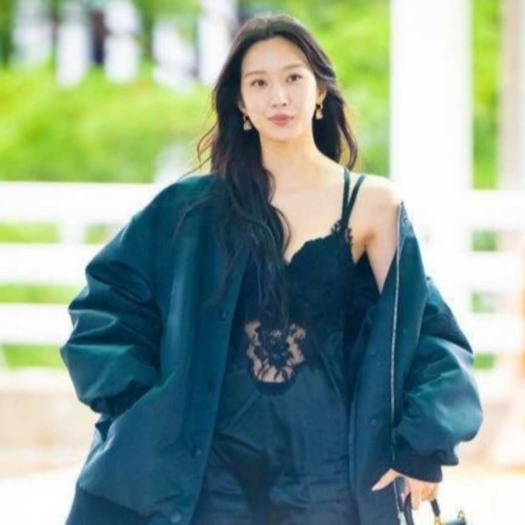 ムン・ガヨン、ファッションショーだけでなく空港でも…大胆な露出ドレスが話題に