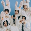 NewJeans、ファンクラブの2周年を迎えキュートなウサギに変身!お揃い衣装の記念ショットを公開