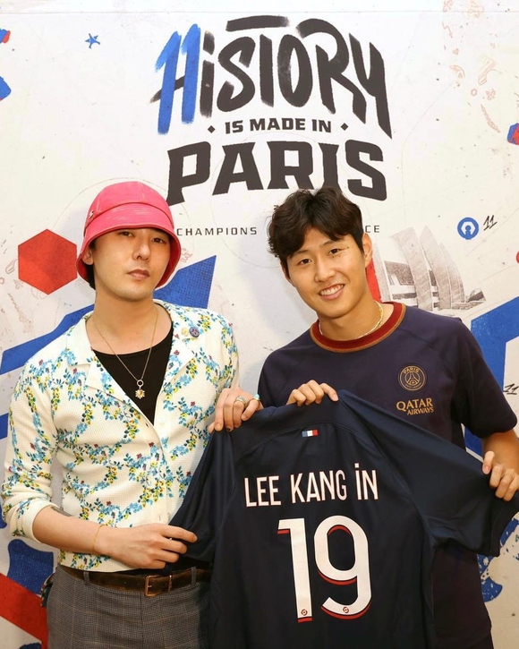 BIGBANGのG-DRAGON、大阪でサッカー選手イ・ガンインと対面！豪華記念