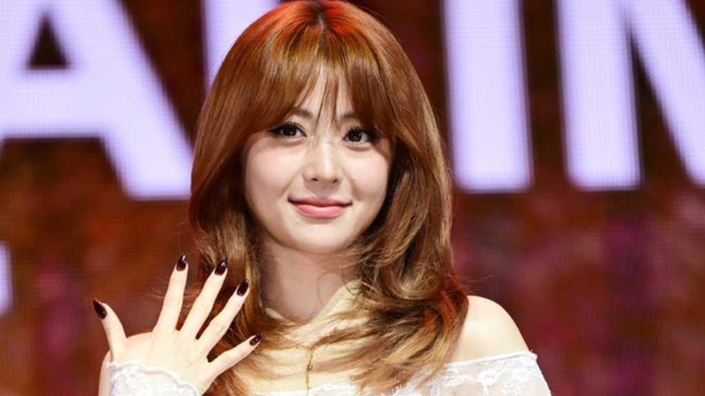 LE SSERAFIM ホ・ユンジン、漢江ではさみを使ってブーケ作り…ファンの指摘うけ謝罪