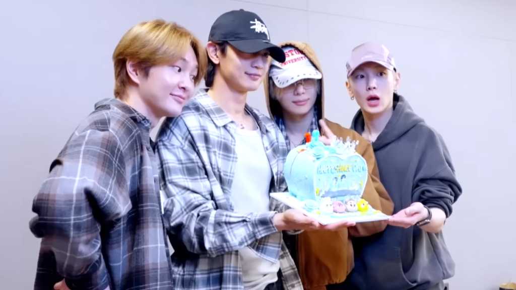 SHINee、デビュー18周年をお祝い!キーが特別なプレゼントも…サプライズにメンバー感激(動画あり)