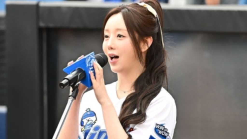 【PHOTO】LOVELYZのKei、国歌斉唱のため野球場に登場…美しい歌声で魅了