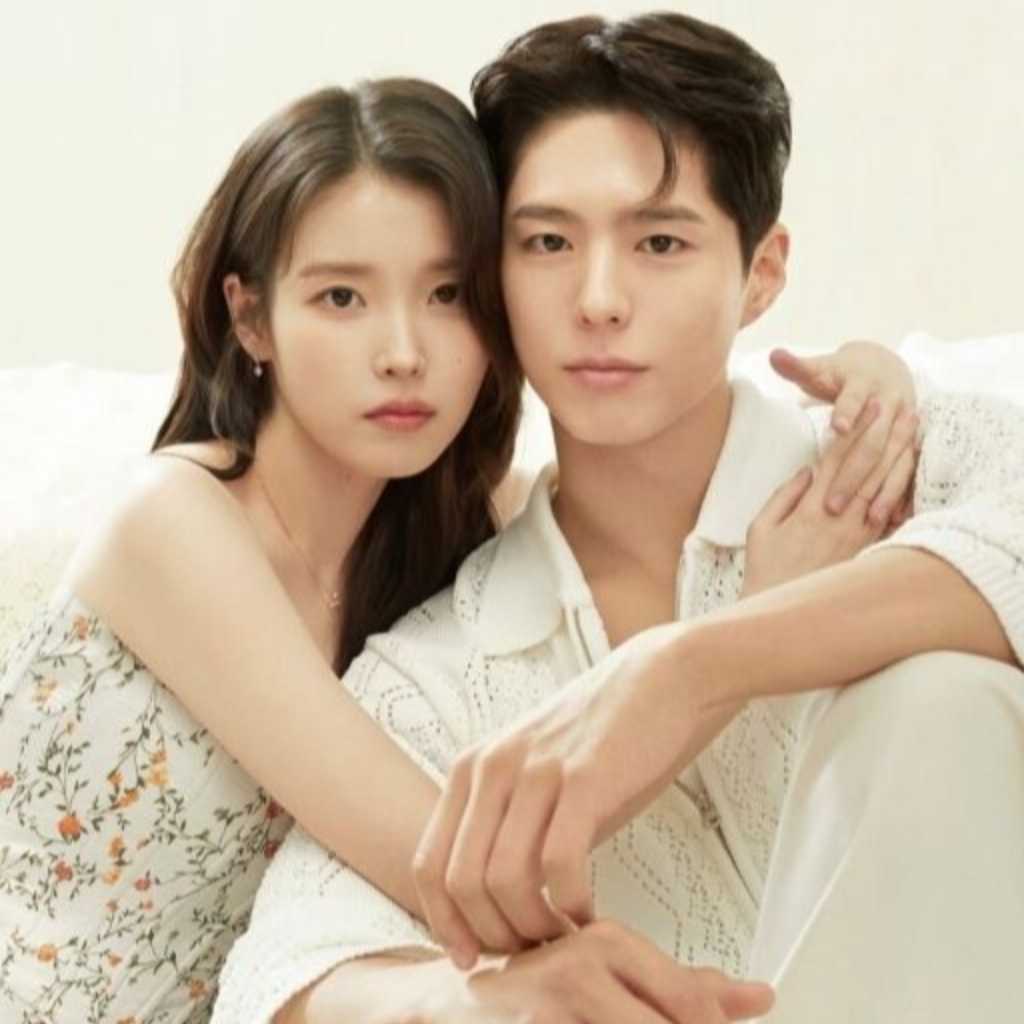 IU＆パク・ボゴム、密着にボディタッチも…まるで本当の恋人！？グラビアに釘付け
