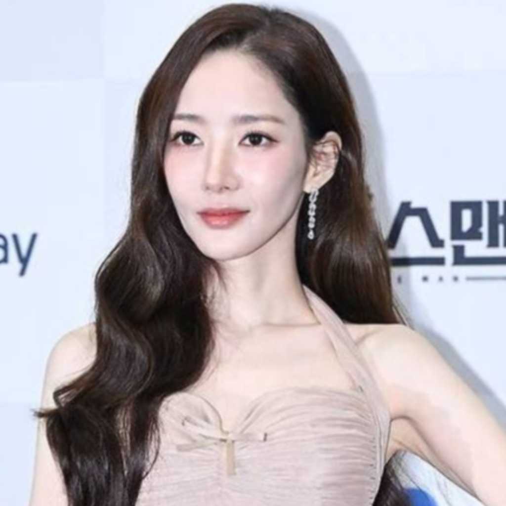 パク・ミニョン、痩せた姿で公の場に登場…心配の声も「健康的にダイエット」