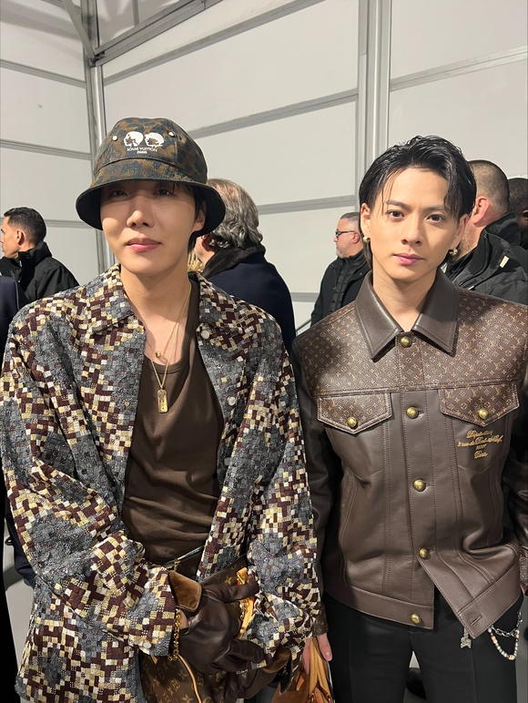 BTSのJ-HOPE＆平野紫耀が対面！「ルイ・ヴィトン」ファッションショー