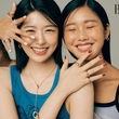IVE ユジン＆OH MY GIRL ミミ、グラビアで仲睦まじい姿を公開…キュートな笑顔に注目