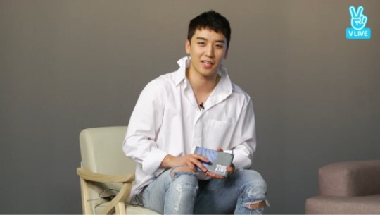 Bigbangのv I アプリ V の生中継で司会を担当 他のメンバーたちは嫉妬 Kstyle