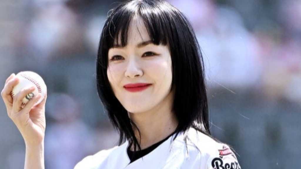 【PHOTO】紫雨林、始球・始打式に登場…爽やかなユニフォーム姿