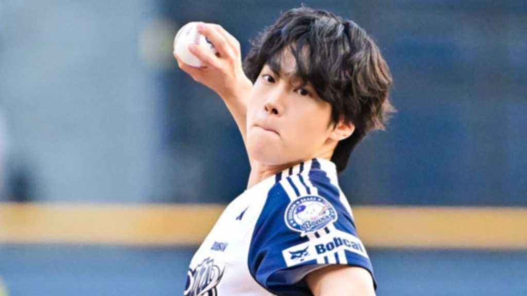 【PHOTO】カン・ユソク、始球式に登場…豪快な投球フォームを披露