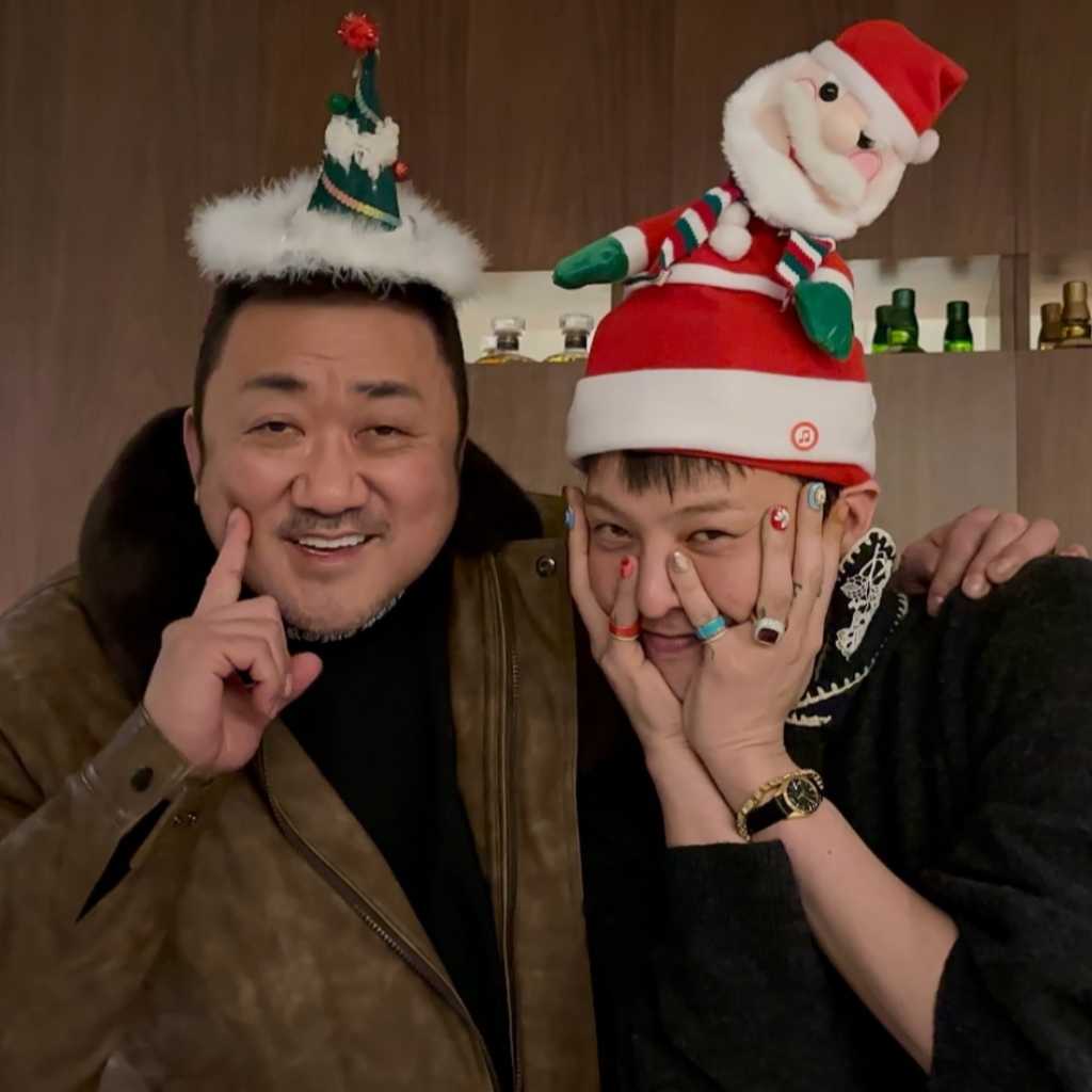 マ・ドンソク、G-DRAGONとクリスマス記念ショット！サンタの帽子＆ボクシングポーズが話題に