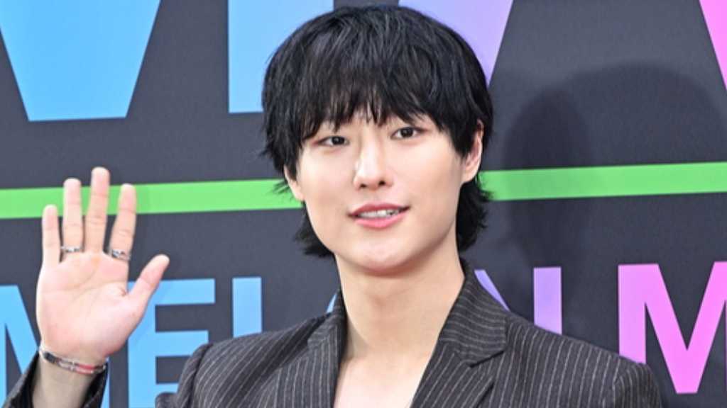 【PHOTO】チョ・スンヨン「MMA 2025」レッドカーペットに登場