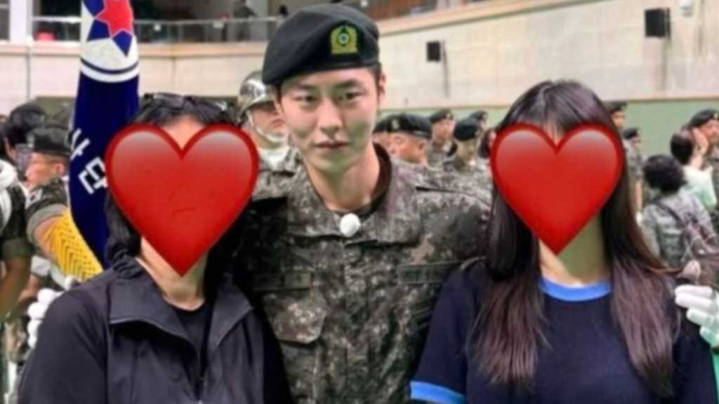 イ・ジェウク、凛々しい軍服姿で修了式に出席！母親・姉との記念ショットが話題に