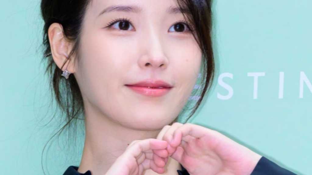 【PHOTO】IU、ブランド「J.ESTINA」イベントに出席…ブラックドレスで登場