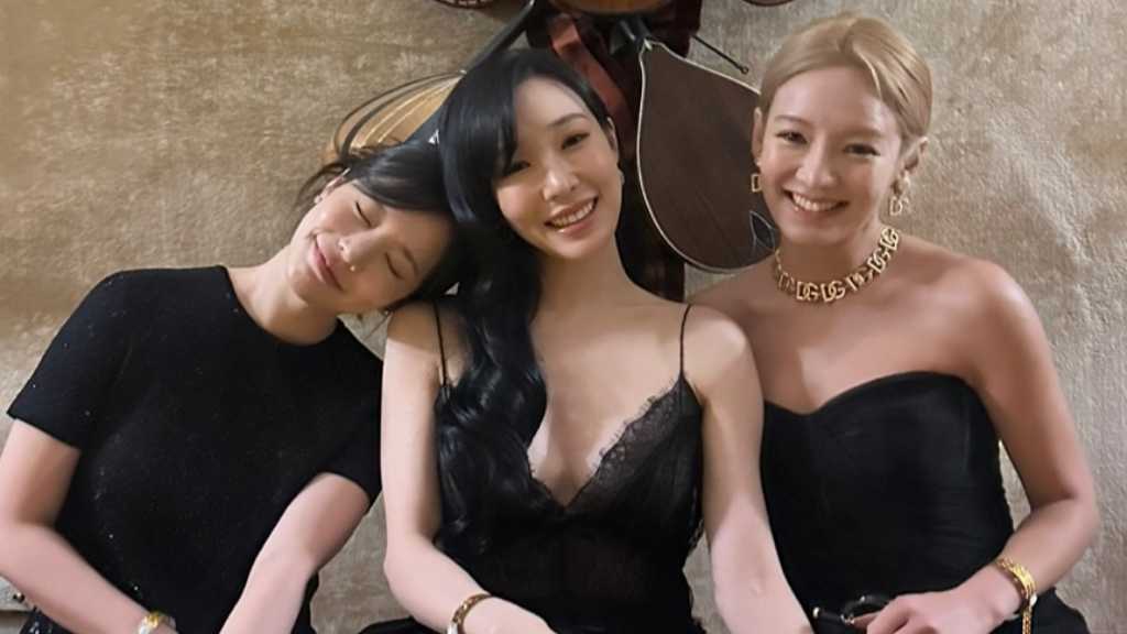 少女時代 ヒョヨン、ティファニー＆サニーとの密着3ショットを公開！三者三様のドレスに注目