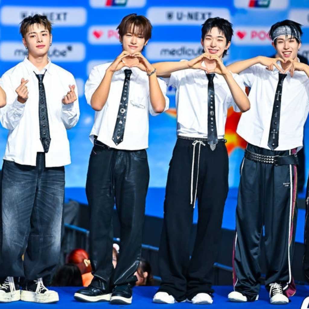 【PHOTO】NEXZ「2026 SBS歌謡大典 Summer」ブルーカーペットに登場