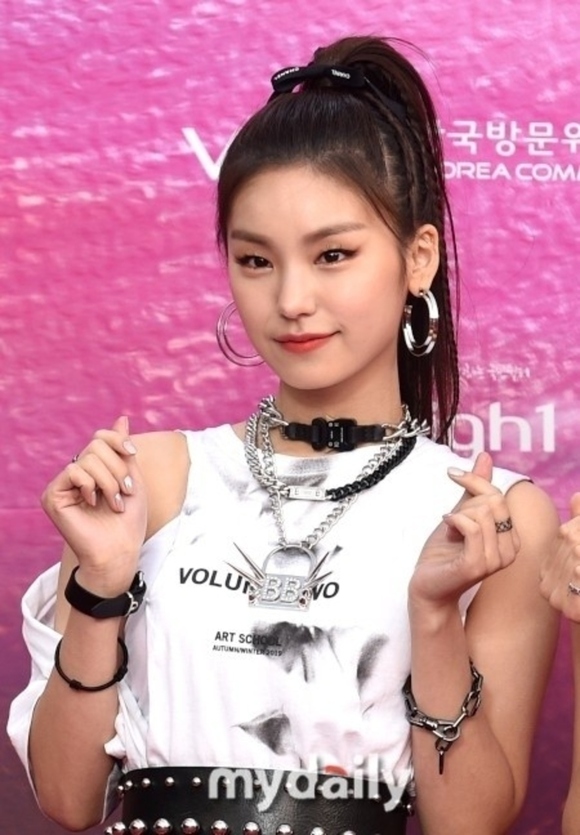 ITZY イェジ、事前収録中に腰を負傷…本日「2021 Asia Artist Awards