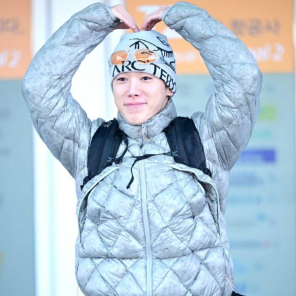 【PHOTO】ウォノ、海外スケジュールのためアメリカへ出国…笑顔でポーズ