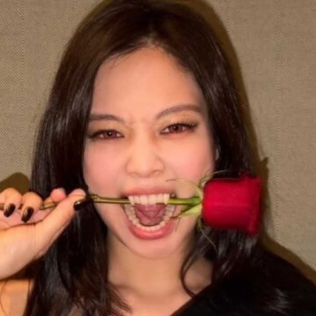 BLACKPINK ジェニー、ドラキュラに変身！？衝撃ショットで強烈な魅力アピール