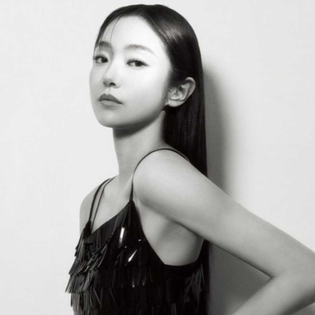 キム・ヘジュン、落ち着いた雰囲気の中で洗練されたカリスマ性を披露