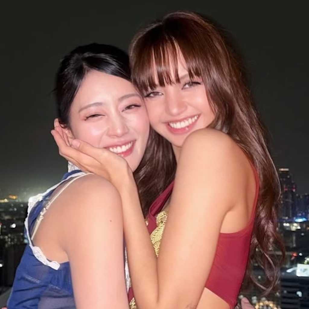 BLACKPINK リサ＆i-dle ミンニ、大胆衣装で超密着！親友ショットが話題