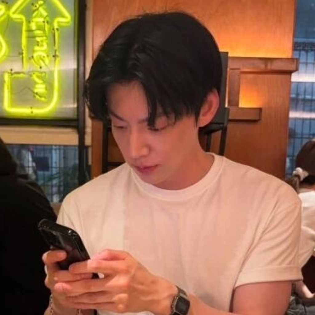 アン・ジェヒョン、日本のもんじゃ屋で枝豆を爆食い！？シンプルコーデでも輝くビジュアル