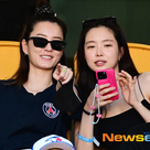 【PHOTO】元Apink ソン・ナウン＆チョン・ユミ、パリ・サンジェルマン対全北現代モータースの試合を観戦