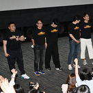 【PHOTO】マ・ドンソクからソン・ソックまで、映画「犯罪都市2」舞台挨拶に出席…ファンにプレゼントも（動画あり）