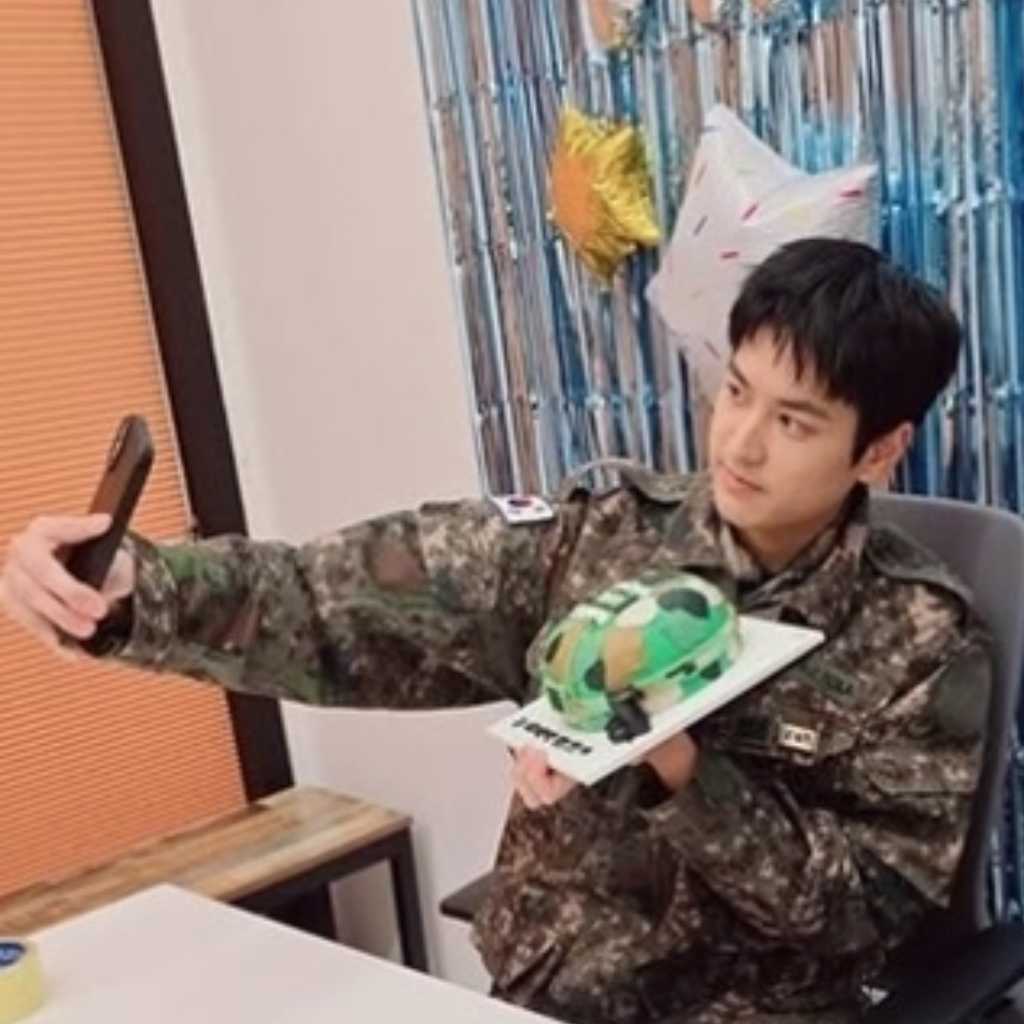 “昨日除隊”iKON チャヌ、軍服務を終えてファンに挨拶…多数の表彰状も