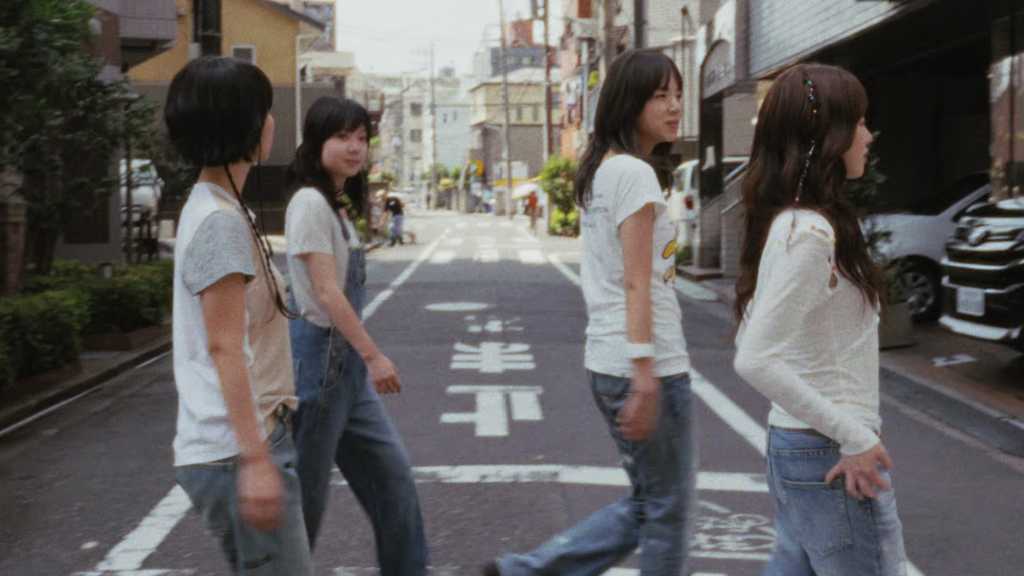 新ガールズバンドA I W E O、本日正式デビュー!日本の街中で撮影したタイトル曲「擦り傷」MV公開