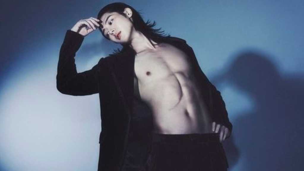 イ・ジュアン、肝臓移植の傷跡も…上半身を大胆に露出したグラビアが話題