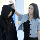 【PHOTO】BLACKPINK ジス＆ジェニー＆ロゼ、ワールドツアーのためイギリスヘ出国（動画あり）