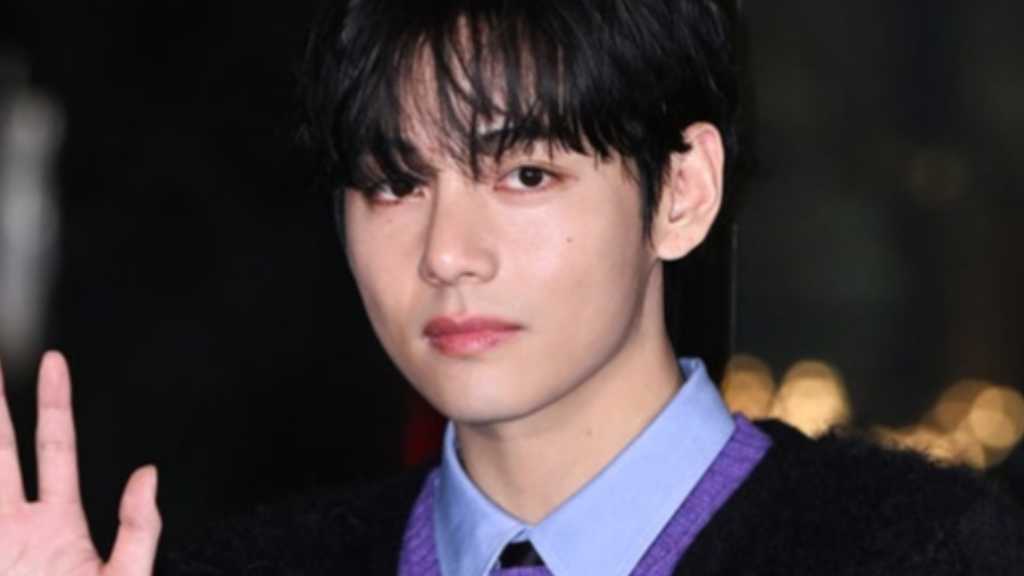 BTSのV、目の前で泣くファンに神対応…ジャケットを脱いでプレゼント・頭をなでる場面も