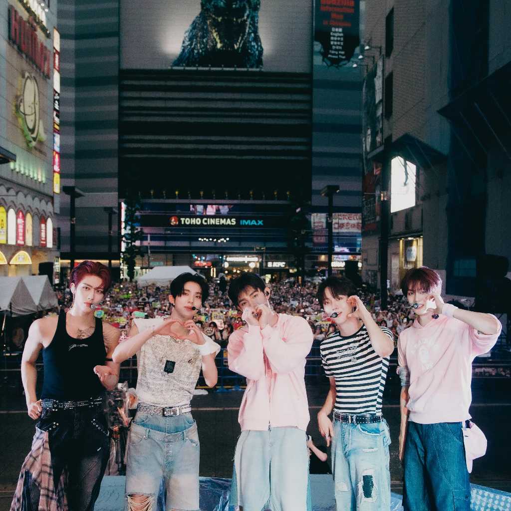 AND2BLE、K-POPグループ初！歌舞伎町でのサプライズフリーライブに3000人が熱狂…計3曲のステージ披露