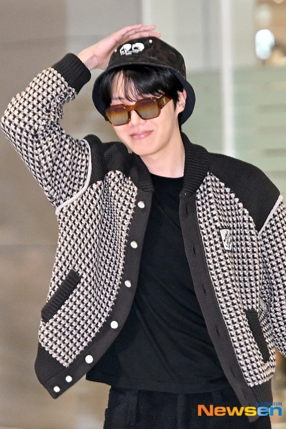 PHOTO】BTSのJ-HOPE、海外スケジュールを終えてフランスから帰国（動画