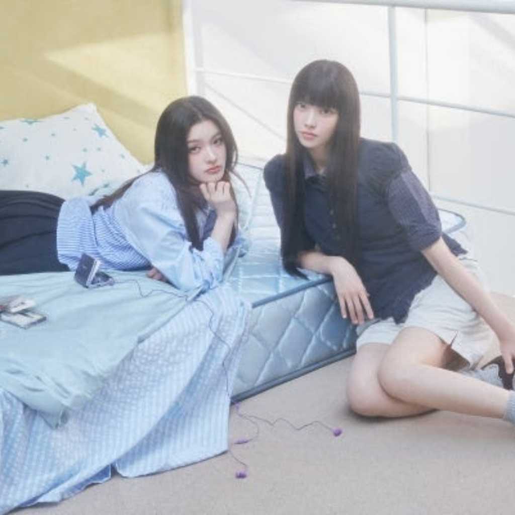 ILLIT ユナ&イロハの新ビジュアル&ムービー公開!FILA新作モデルが本日より発売開始