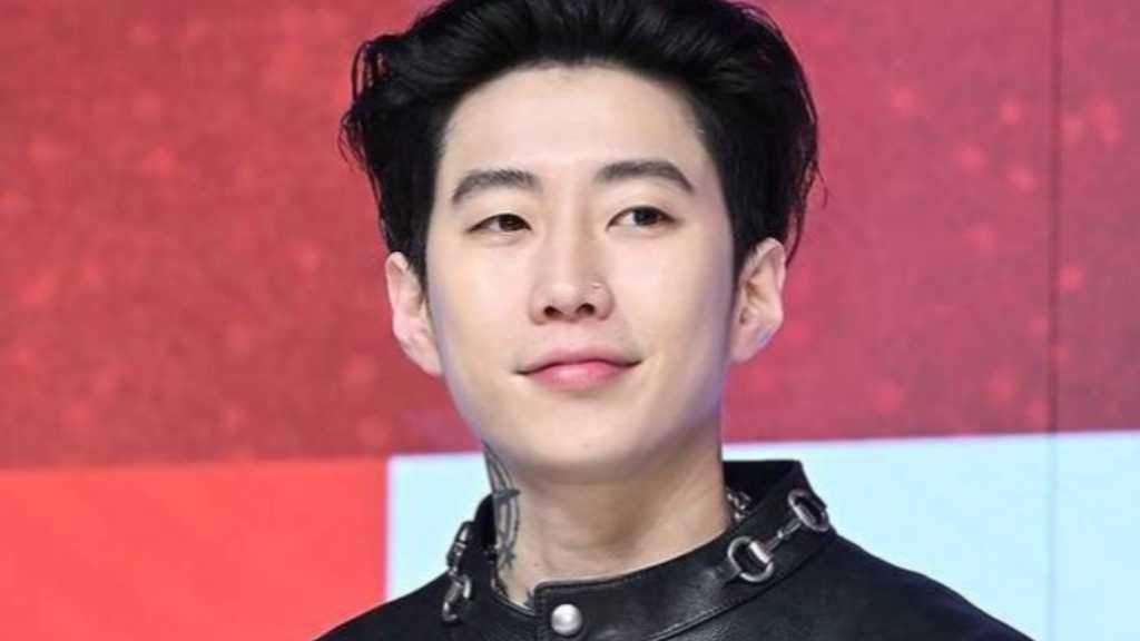 パク・ジェボム、新曲「DADDY」がKBSで放送不適格判定…女性用下着を持った近況ショットも話題に