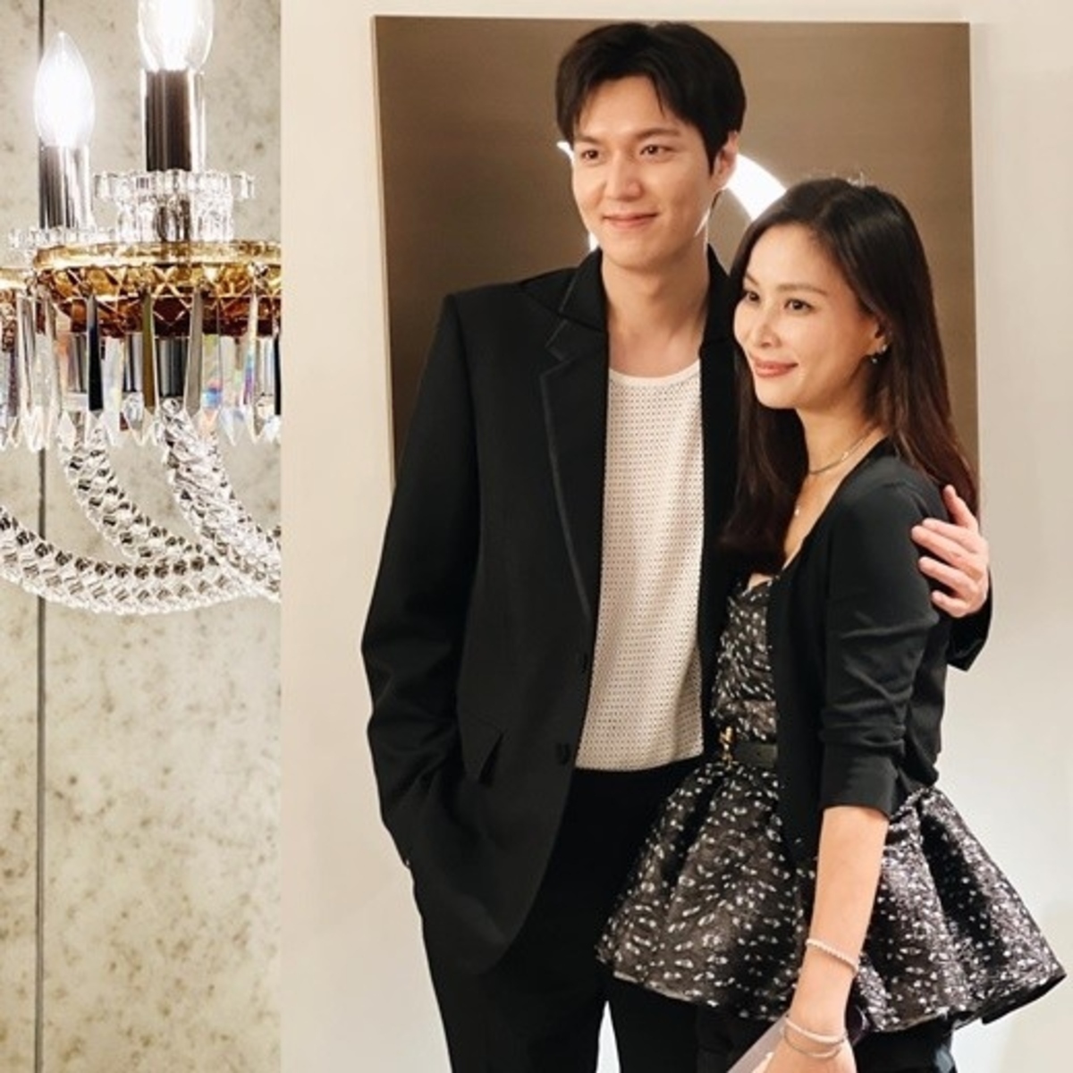 コ ソヨン イ ミンホと肩を組んで密着 仲睦まじいツーショットを公開 Kstyle