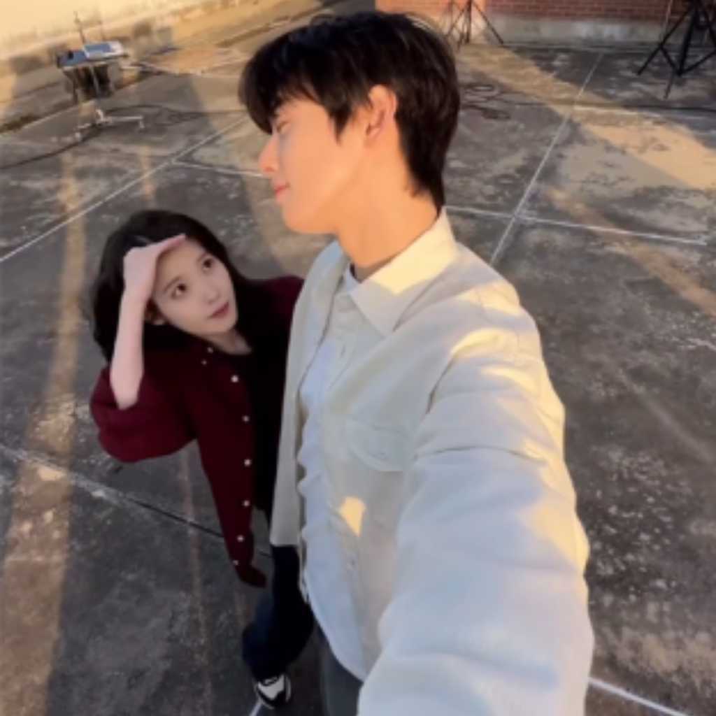 IU、ASTRO チャウヌとの身長差に胸キュン！収録曲「美人」MVビハインド映像を公開