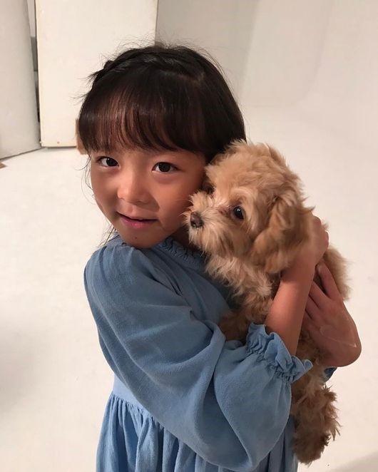 Shihoの娘サランちゃん 子犬を抱きしめた近況写真を公開 どちらもキュート Kstyle