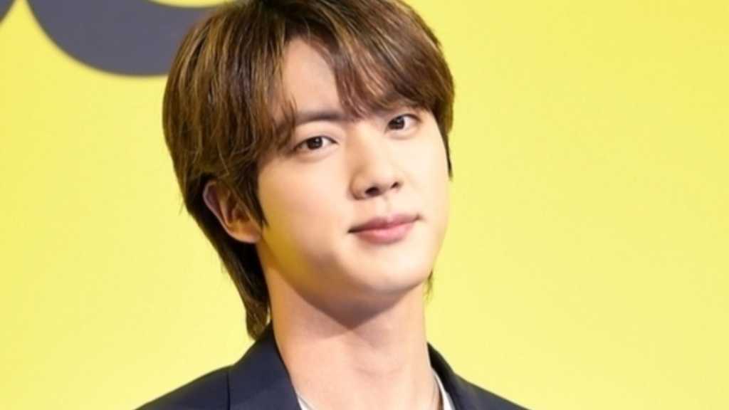 BTS ジンに「突然のキス」で物議…50代の日本人女性が警察に出頭