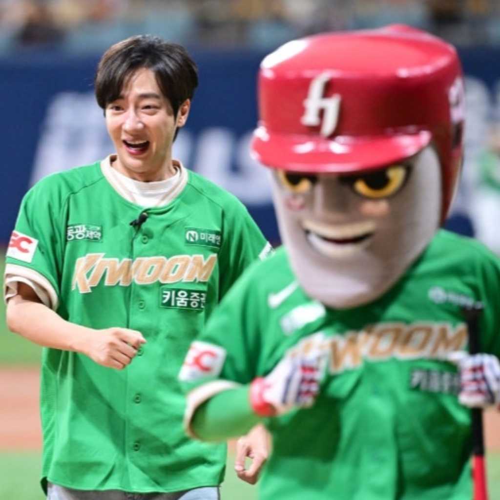 【PHOTO】イ・サンヨプ、始球式に登場…爽やかな笑顔で挨拶