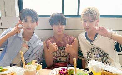 &TEAM、海の家をサプライズ訪問！JO、HARUA、TAKIがオリジナルメニューに太鼓判