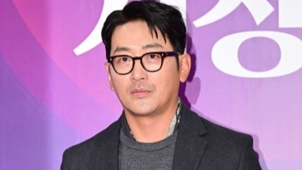 ハ・ジョンウ、突然のイメチェン！？スキンヘッドになった近況ショットに驚き