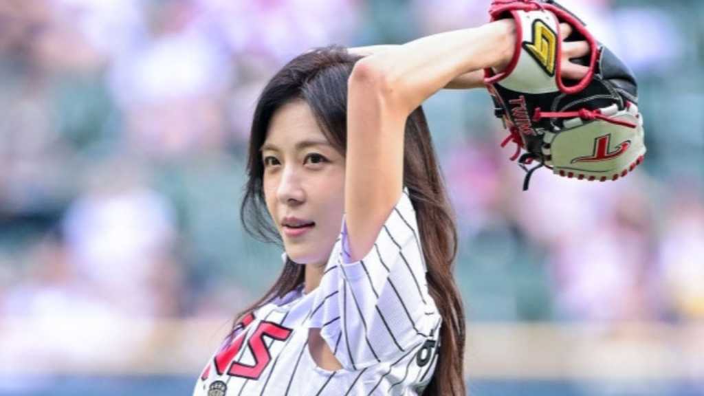 【PHOTO】ハ・ジウォン、始球式に登場…美しい投球フォーム