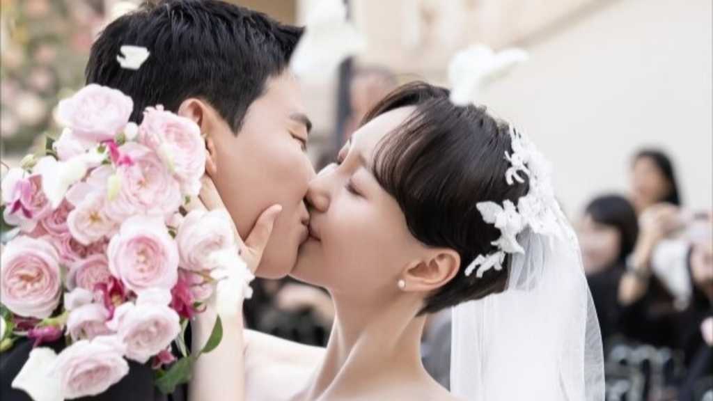 “出産から1年”イ・ユヨン、夫と幸せなキス！華やかな結婚式の写真を公開…可愛い娘の姿も