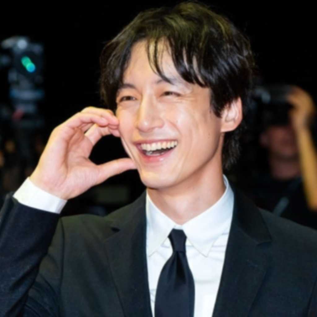 【PHOTO】坂口健太郎「釜山国際映画祭」開幕式のレッドカーペットに笑顔で登場（動画あり）